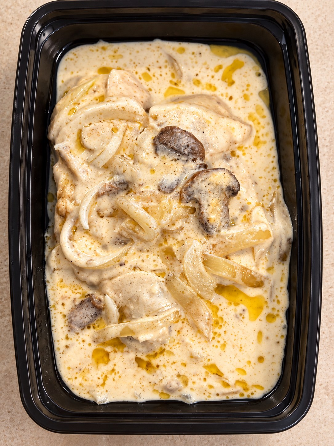 Creamy chicken with mushrooms and onions